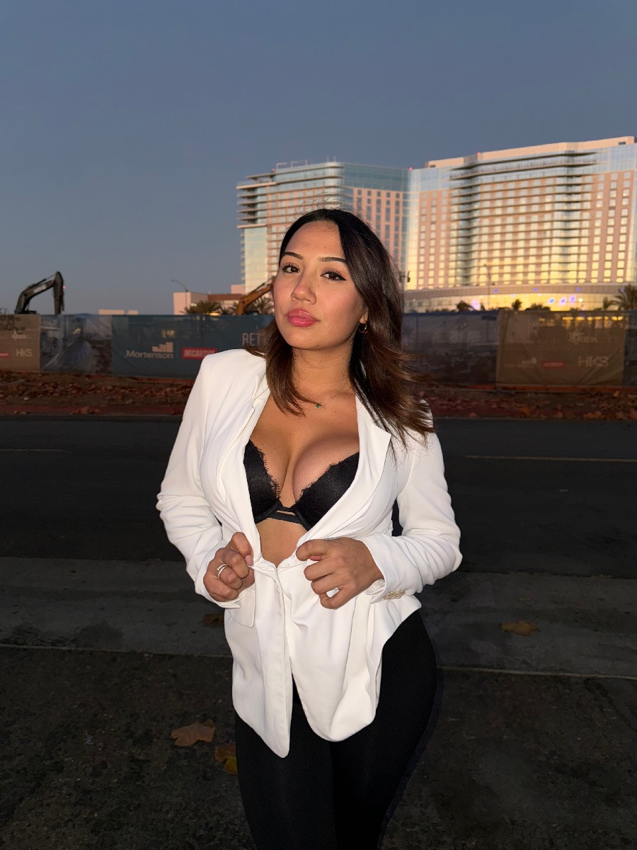 Take a pause and enjoy Ali Cruz — streaming from Maputo